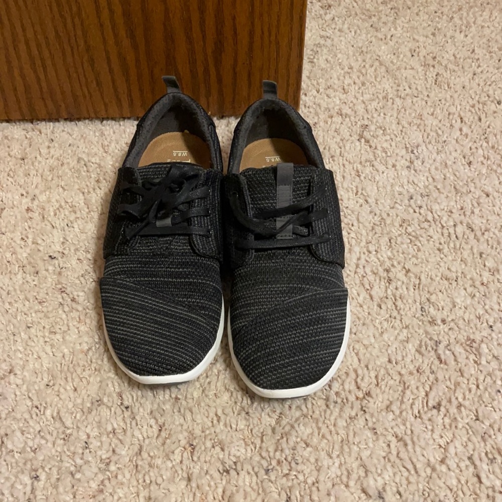 Tom’s tennis shoes